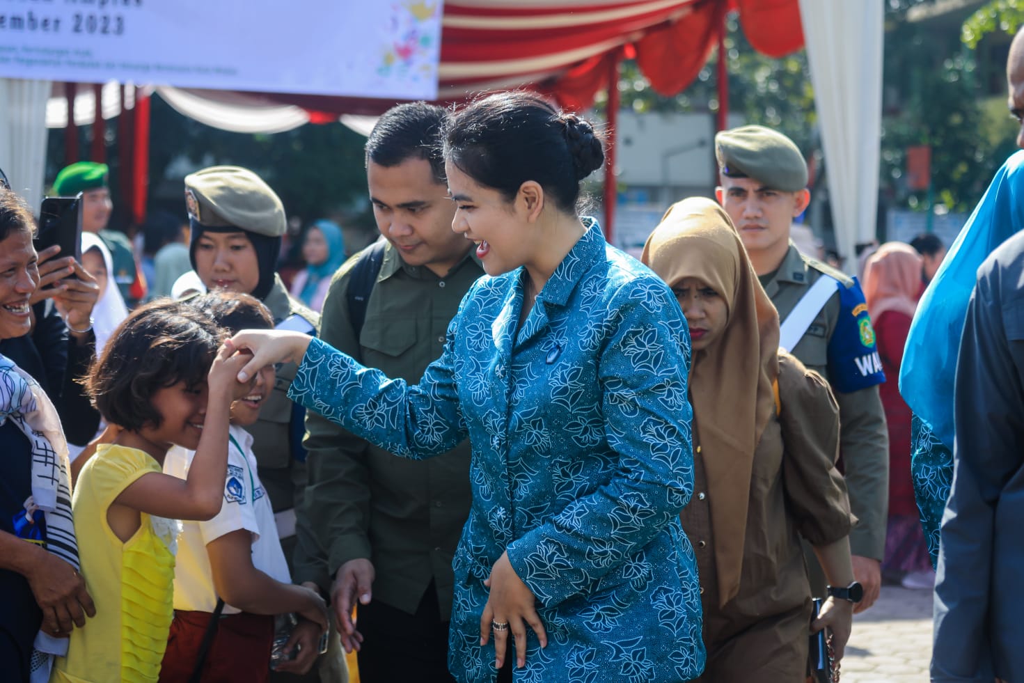 Ketika Kahiyang Ayu Buat Kuis Berhadiah Sepeda untuk Anak-anak…