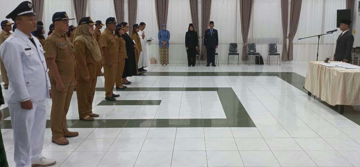 Plh Sekdako P. Siantar Lantik 24 Pejabat Eselon IV