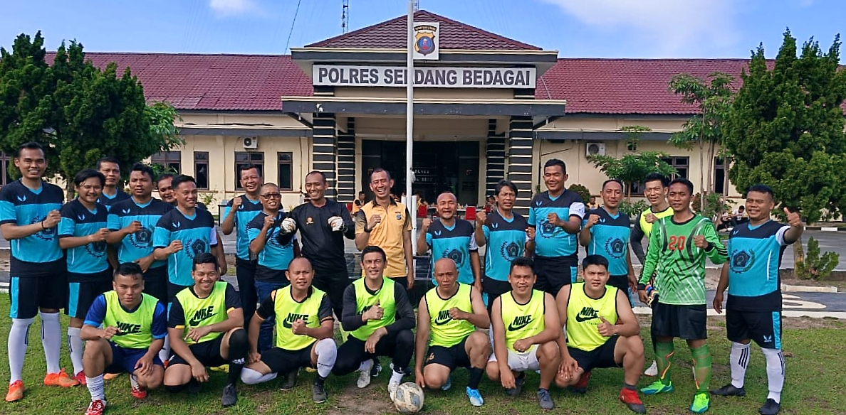 Polres Dan PWI Sergai Latihan Sepakbola Bersama