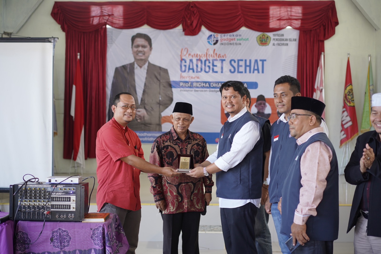 Korban Semakin Massif, Prof. Ridha Dharmajaya Terus Lakukan Edukasi Gadget Sehat