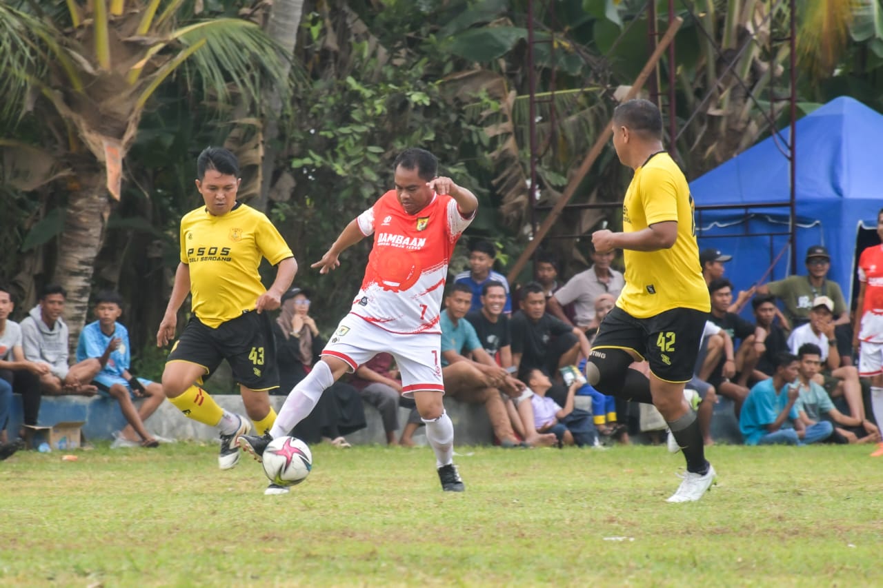 Bupati Sergai Dan Anak Kompak Gempur Pertahanan Mantan Pemain PSDS