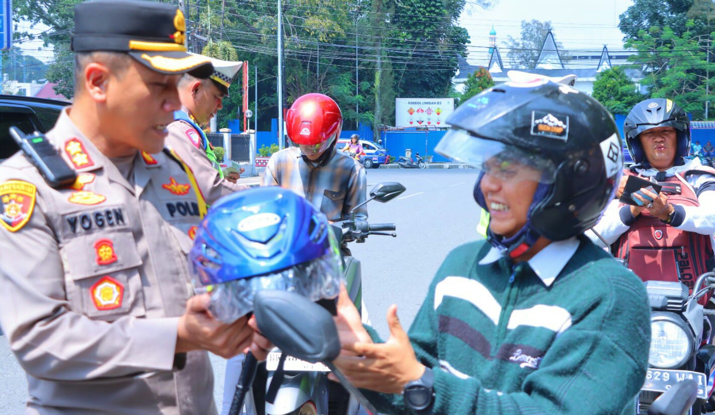 Kapolres P. Siantar Beri Helm Gratis Ke Masyarakat
