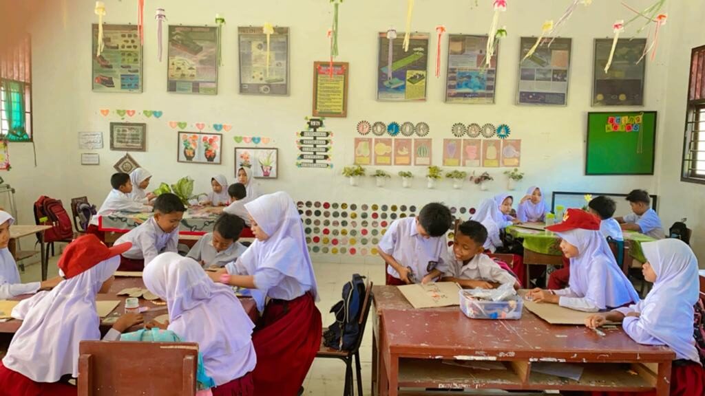 Kardus Bekas Dongkrak Kreatifitas Siswa UPTD SDN 014701 Pasar Lembu
