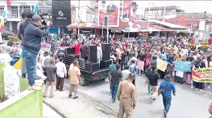 Ratusan Masyarakat Aceh Barat Demo DPRK