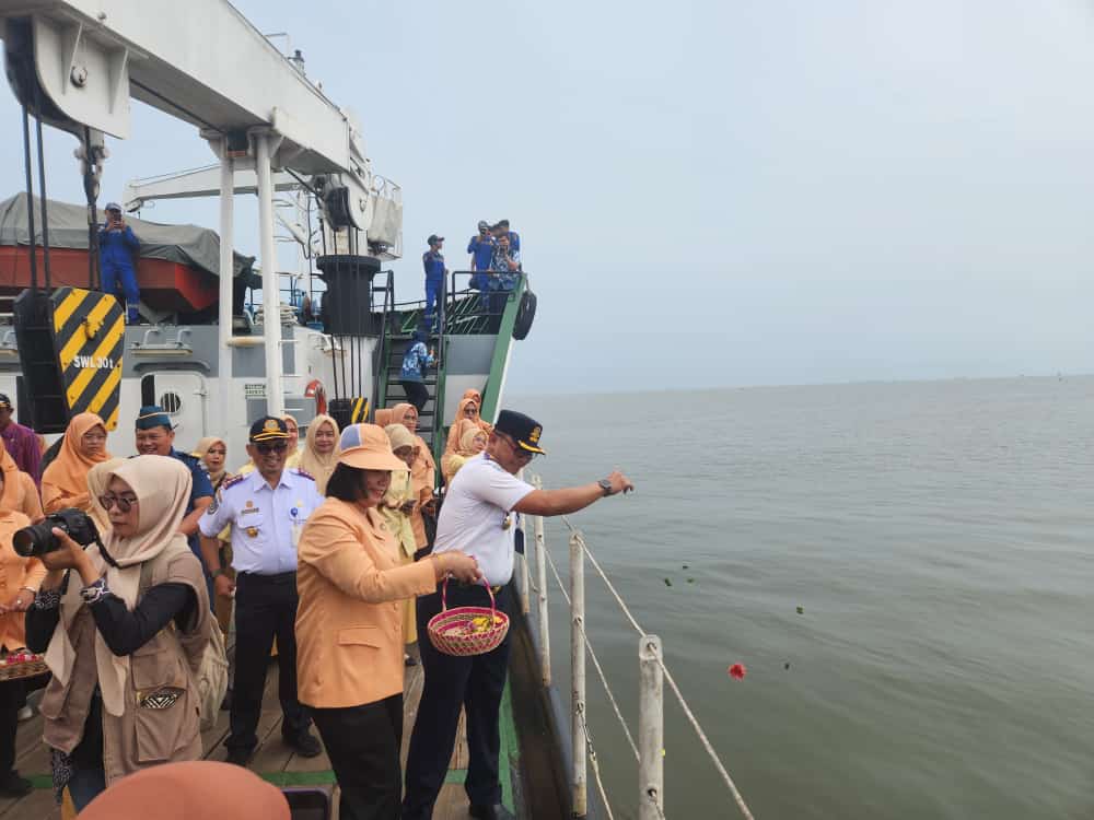 Sambut HARHUBNAS, Kadishub Sumut Pimpin Tabur Bunga Di Perairan Belawan