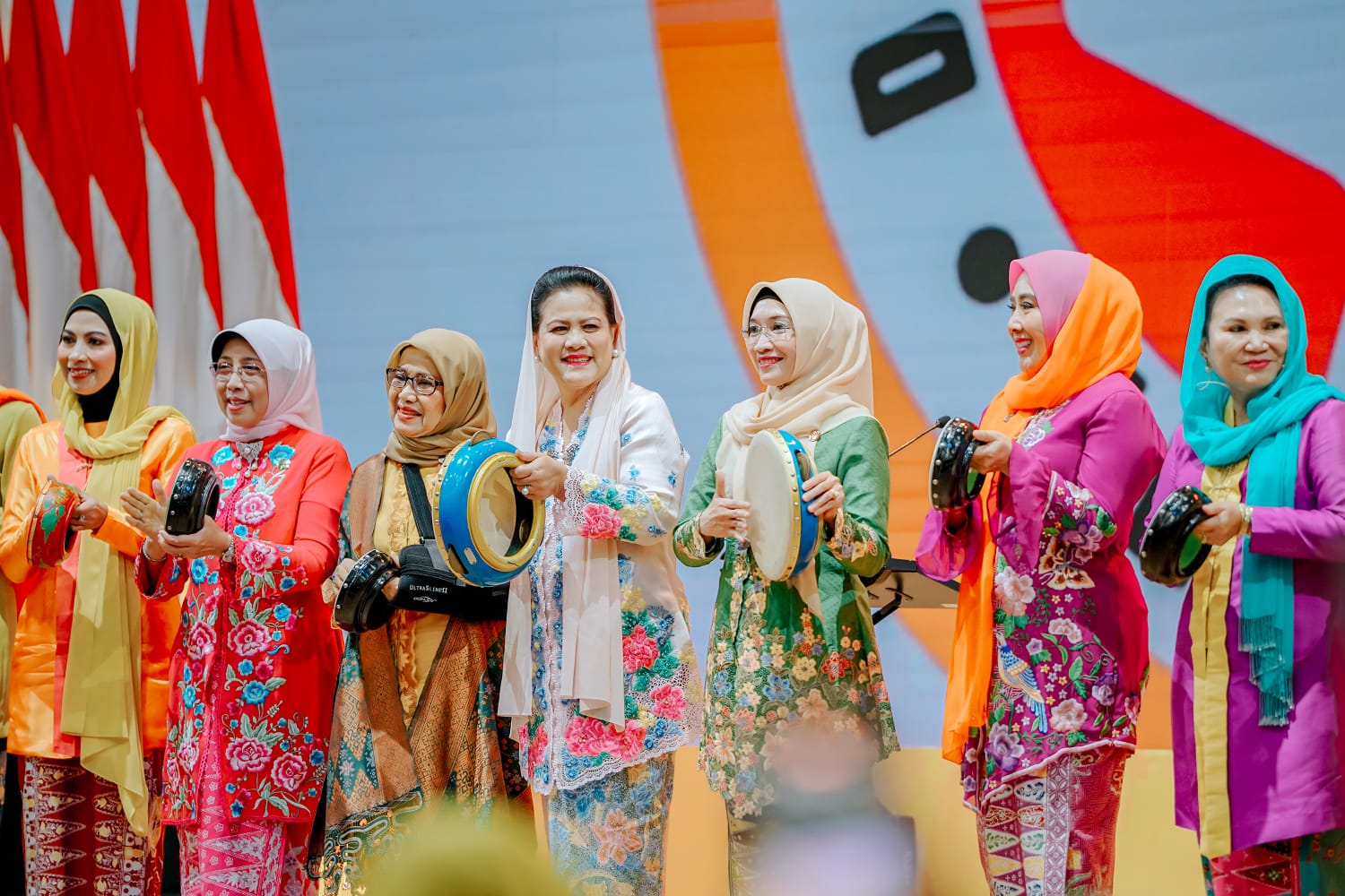 Usai Resmikan KriyaNusa, Ibu Negara Kunjungi Stand Dekranasda Medan