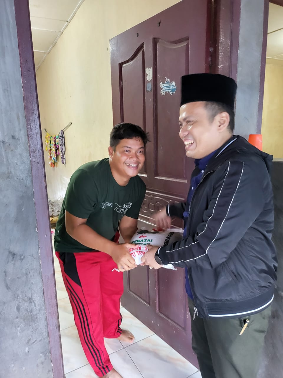 Harga Beras Naik, Abdul Wahab Matondang SE, M.Si Bagikan Beras ke Warga Medan