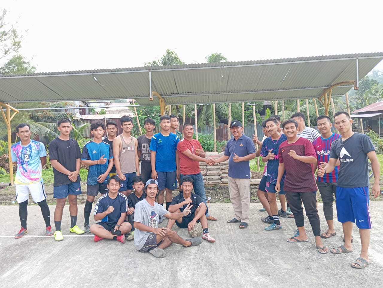 Tim ADC Sumbang Peningkatan Lapangan Olahraga Suka Jaya