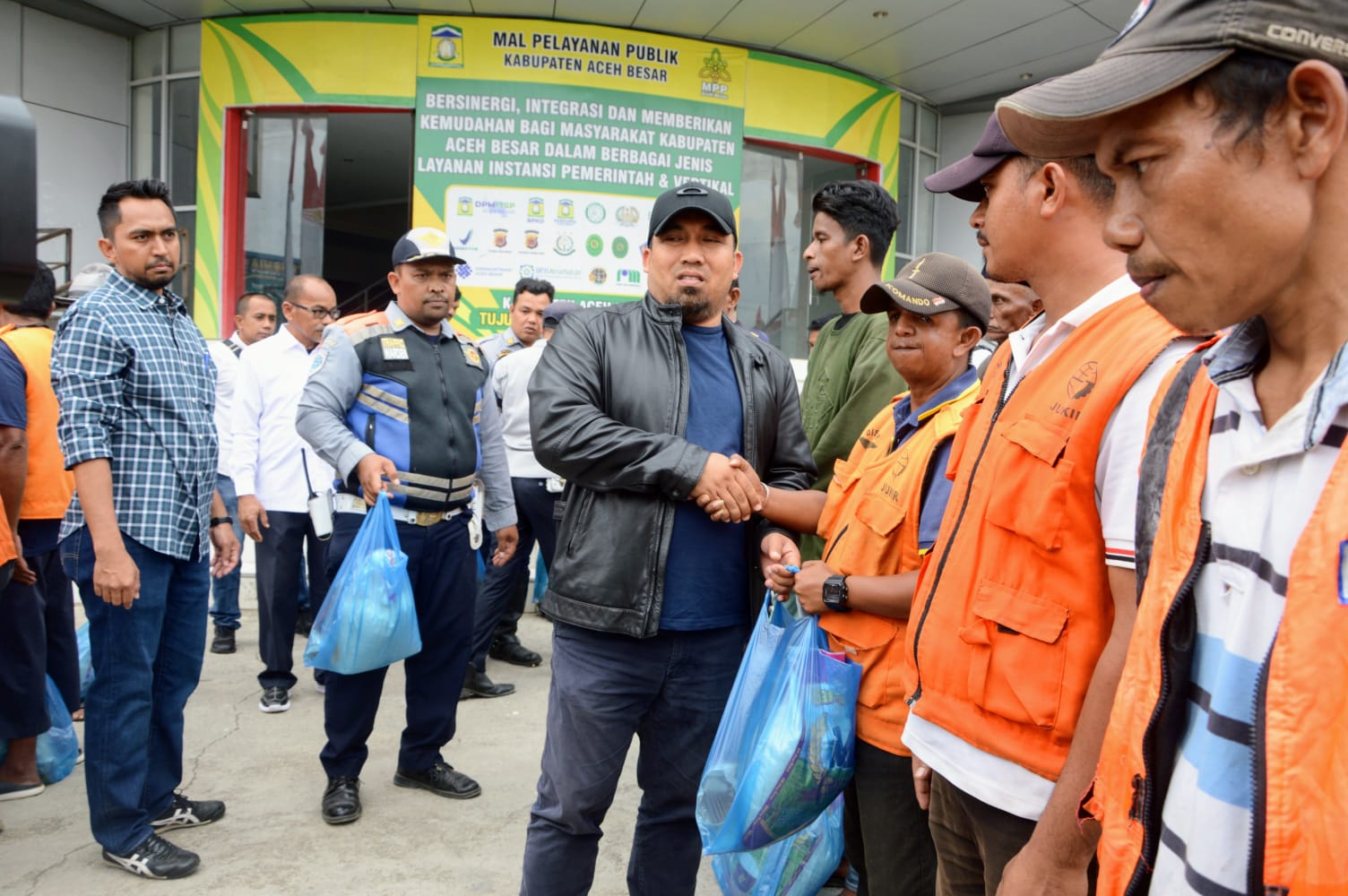 Sembako Jumat Berkah Untuk Jukir Lambaro