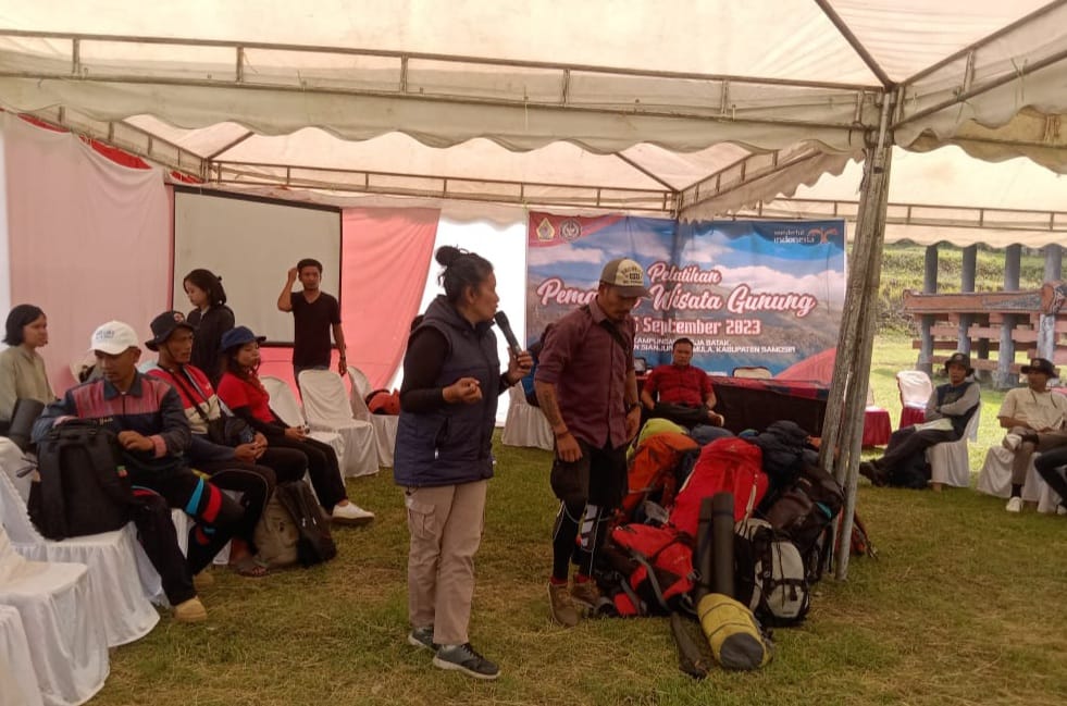 Disbudpar Samosir Latih Pemandu Wisata Gunung