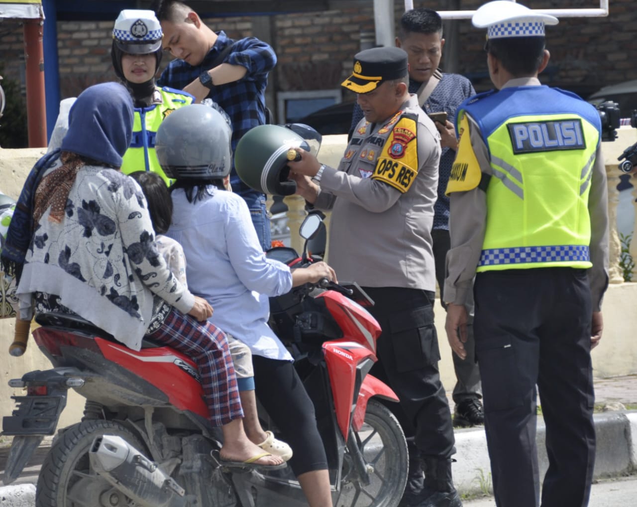 Polres Humbahas Bagikan Helm Gratis