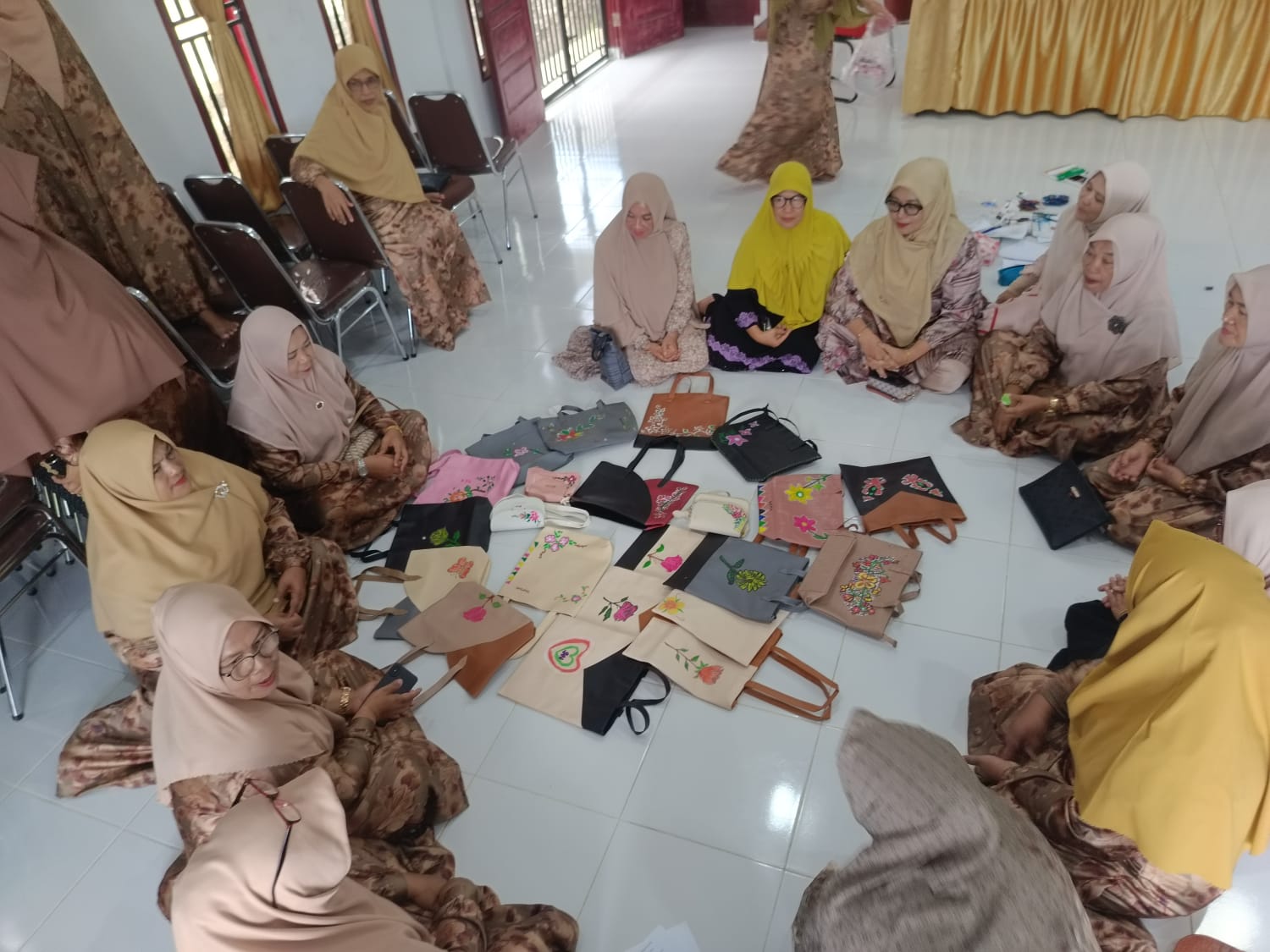 Pengurus TP PKK Kota Jantho Pengenalan Seni Lukis