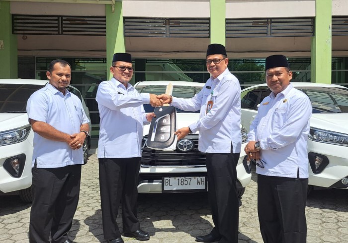 Kakanwil Kemenag Aceh Serahkan Tiga Unit Mobil Dinas