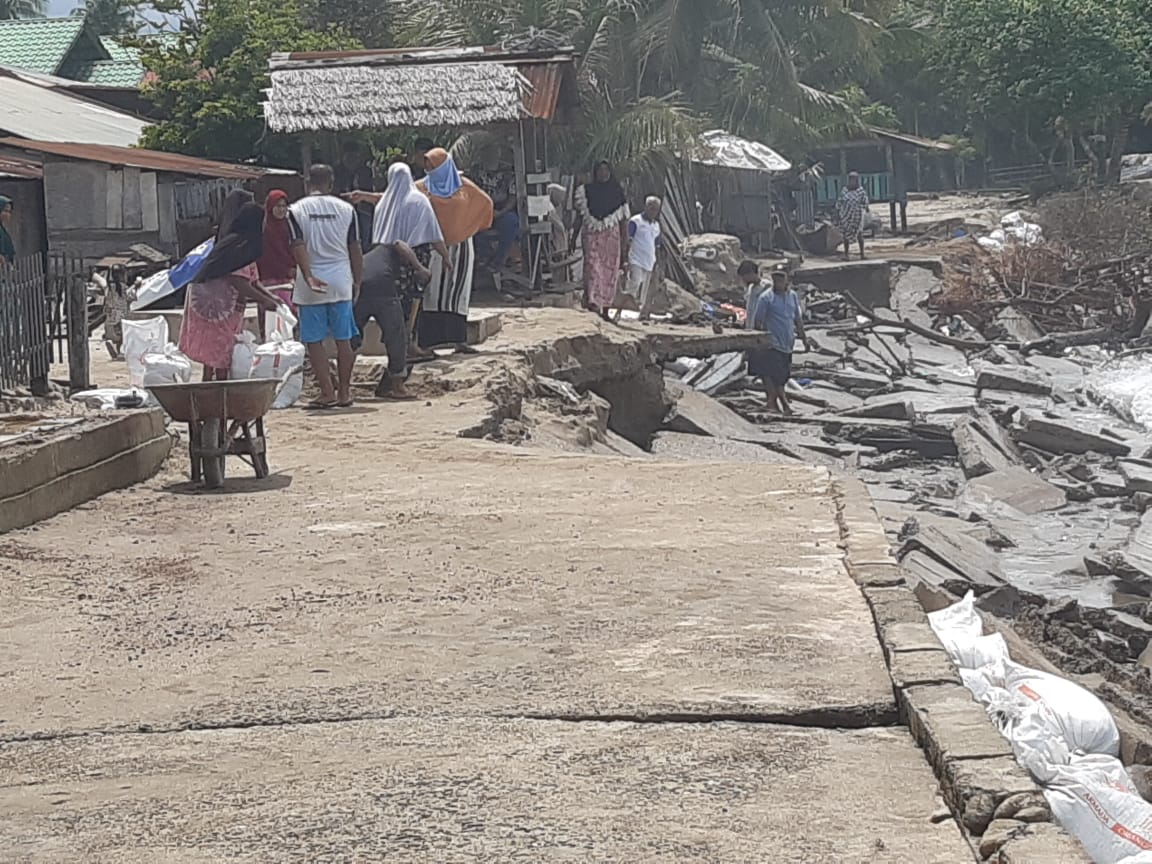 Belasan Rumah Warga Abdya Rusak Diterjang Ombak Pasang