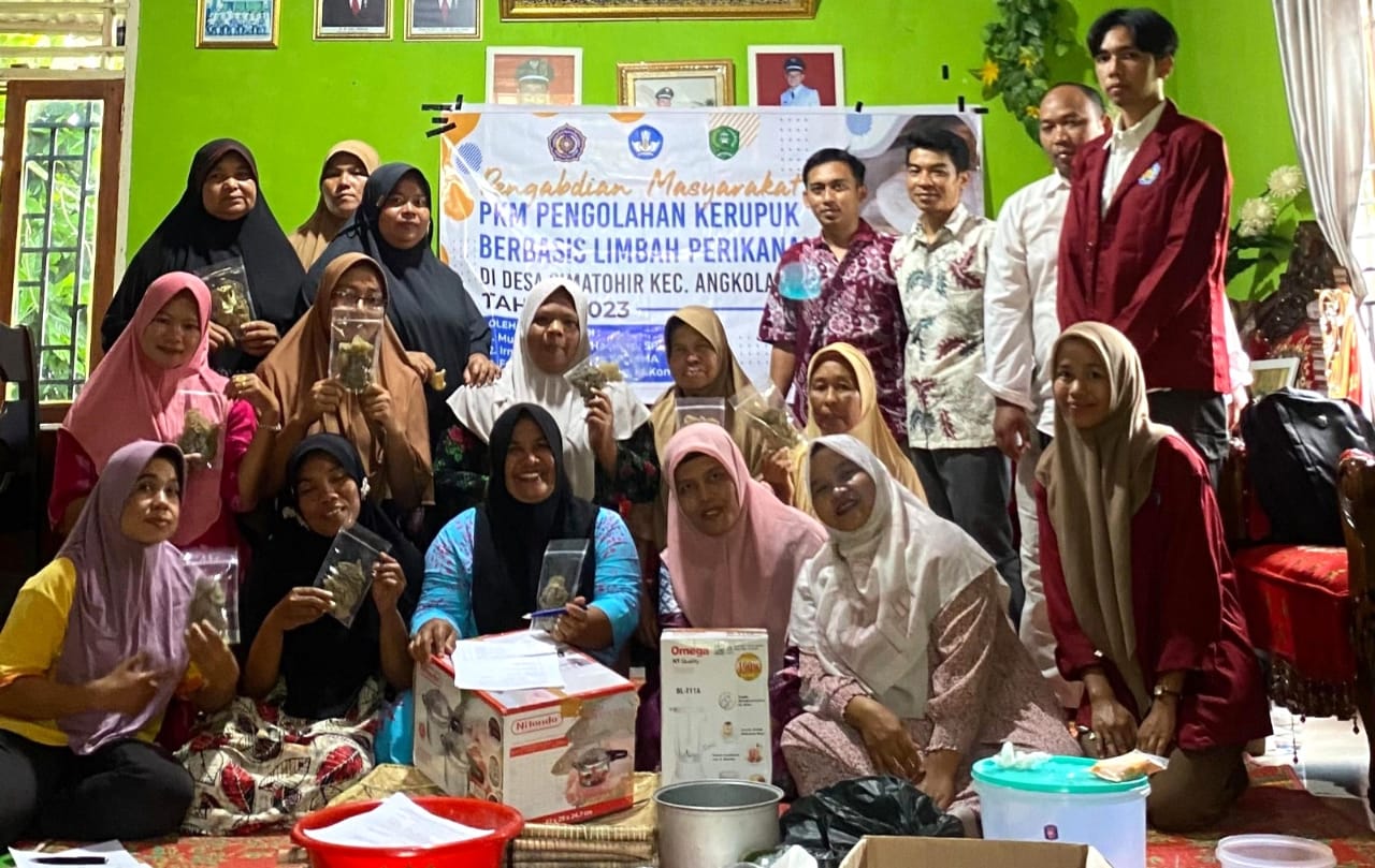 Tim Pengabdian UMTS Edukasi Warga Simatohir Buat Kerupuk Tulang Ikan