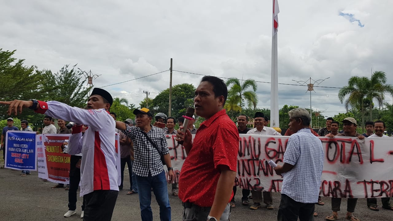 Banyak Masalah, Massa Sasar Empat Forkopimda Subulussalam