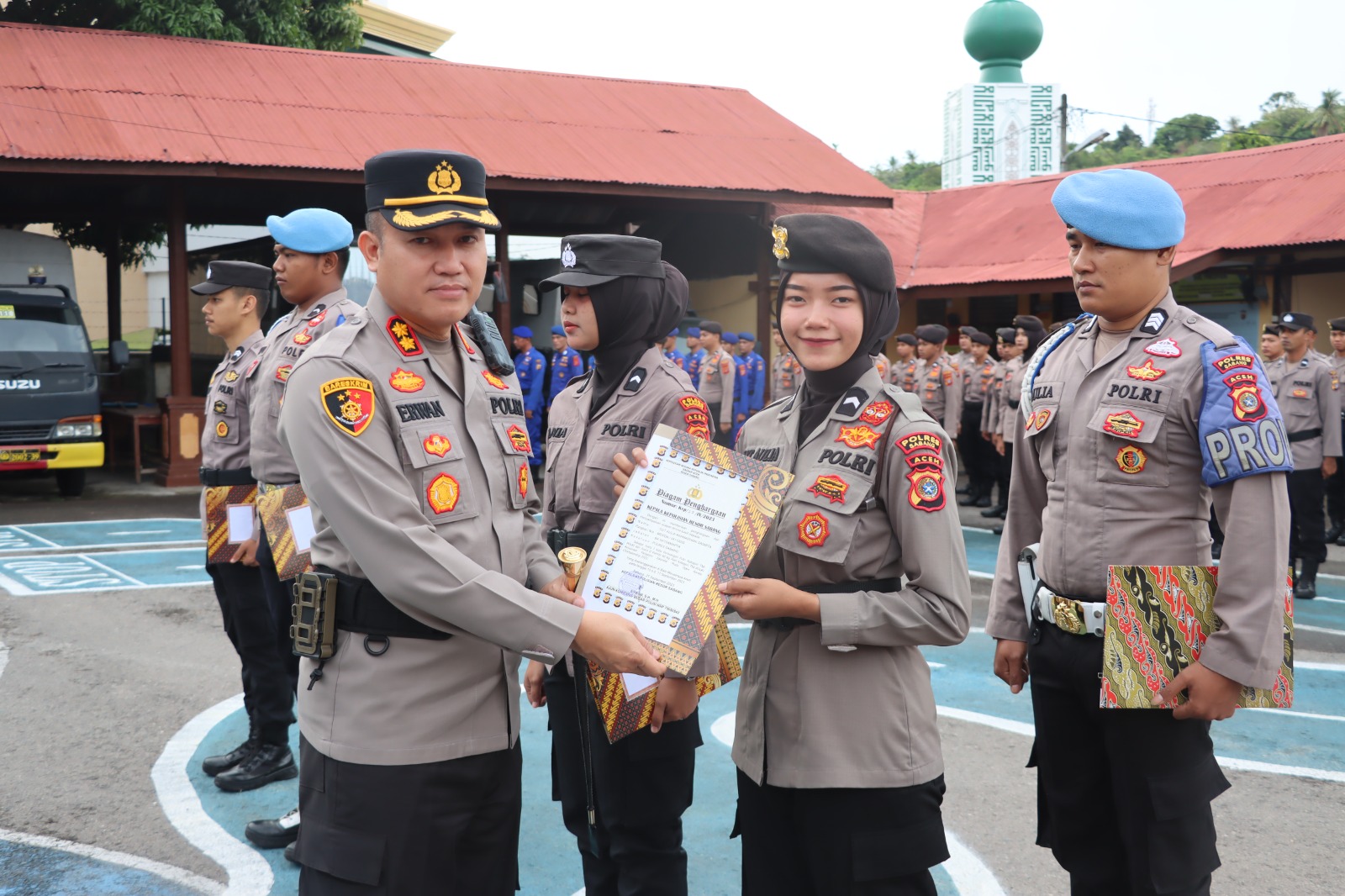 Kapolres Sabang Serahkan Penghargaan Anggota Juara Karate