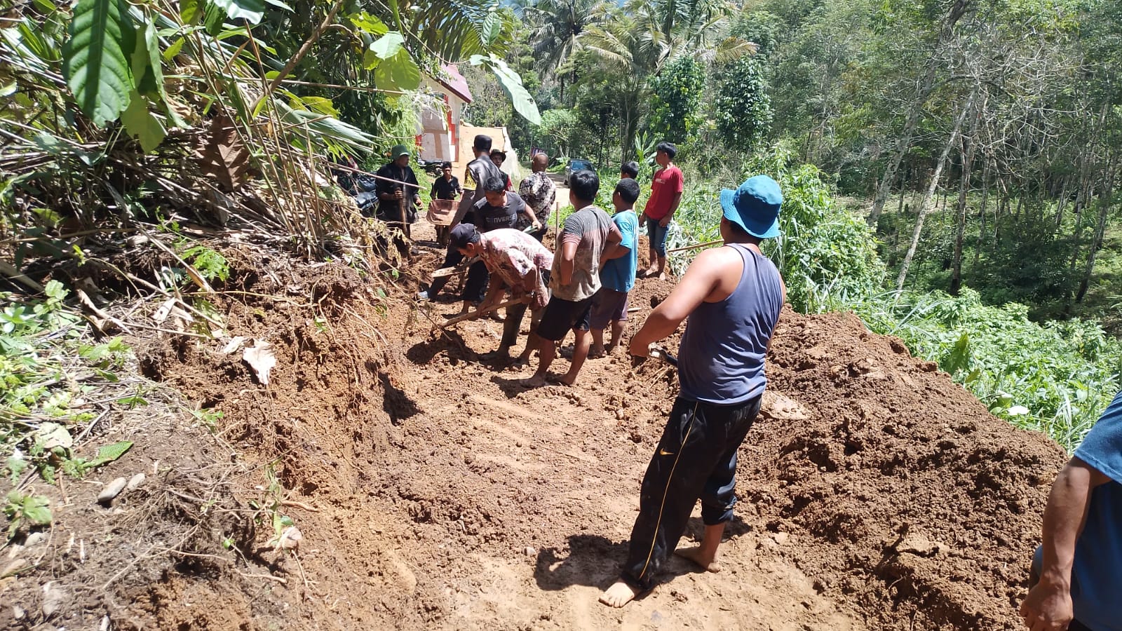 Longsor Timbun Ruas Jalan Singengu-PagargunungDan 1 Rumah