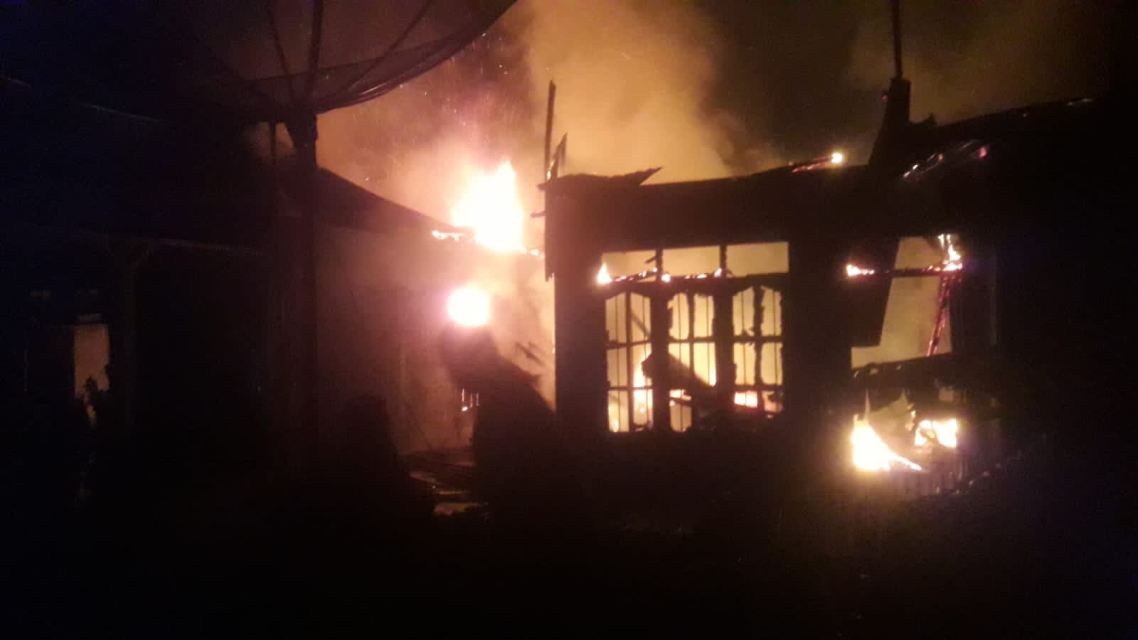 2 Rumah Dan 2 Mobil Musnah Terbakar