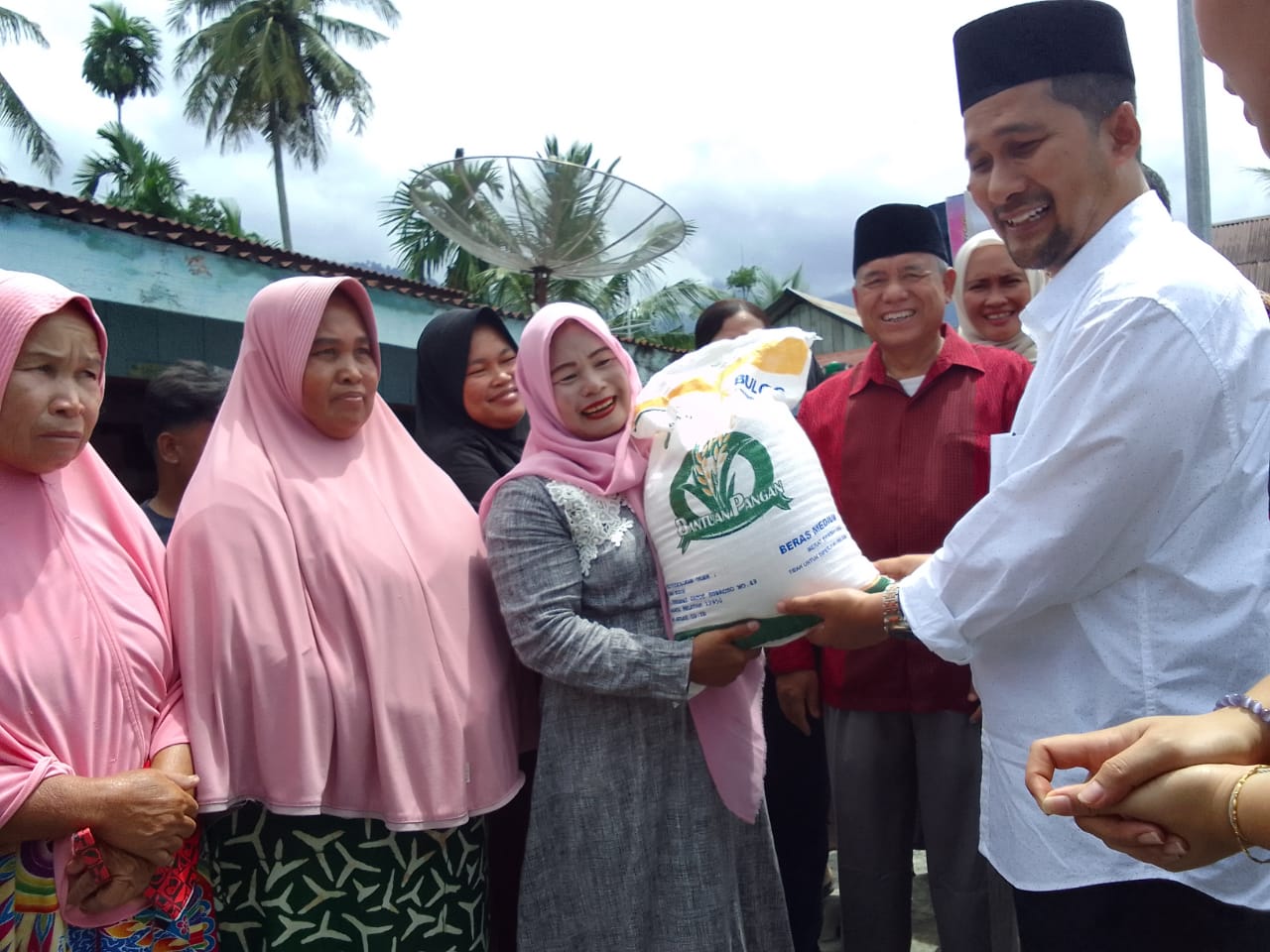 Pemkab Agara Salurkan Bantuan Beras