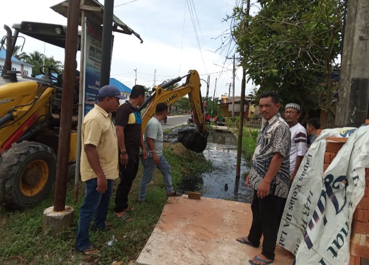 Antisipasi Banjir, Pemkab Batubara Kerahkan Alat Berat Bersihkan Parit
