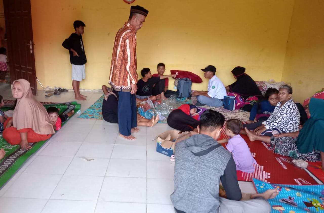 Hindari Bau, 80 Jiwa Mengungsi