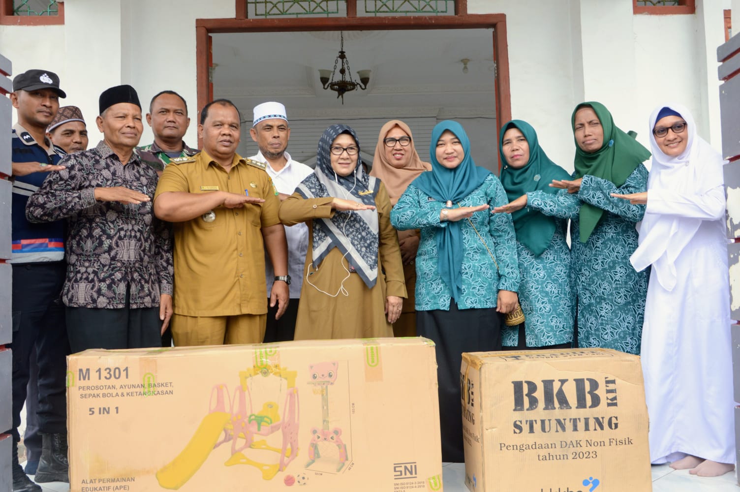 Pj Ketua TP-PKK Aceh Besar Serahkan BKB Kit