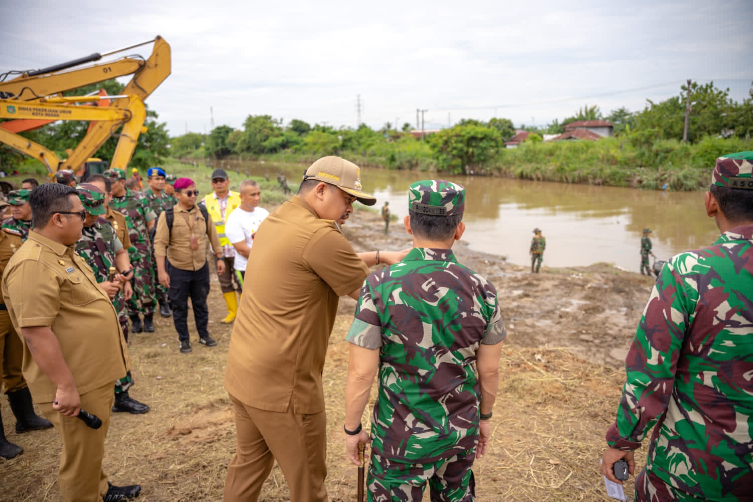 Tinjau Lokasi Gotong Royong, Bobby Nasution Bersama Pangdam I/BB Susuri Sungai Deli