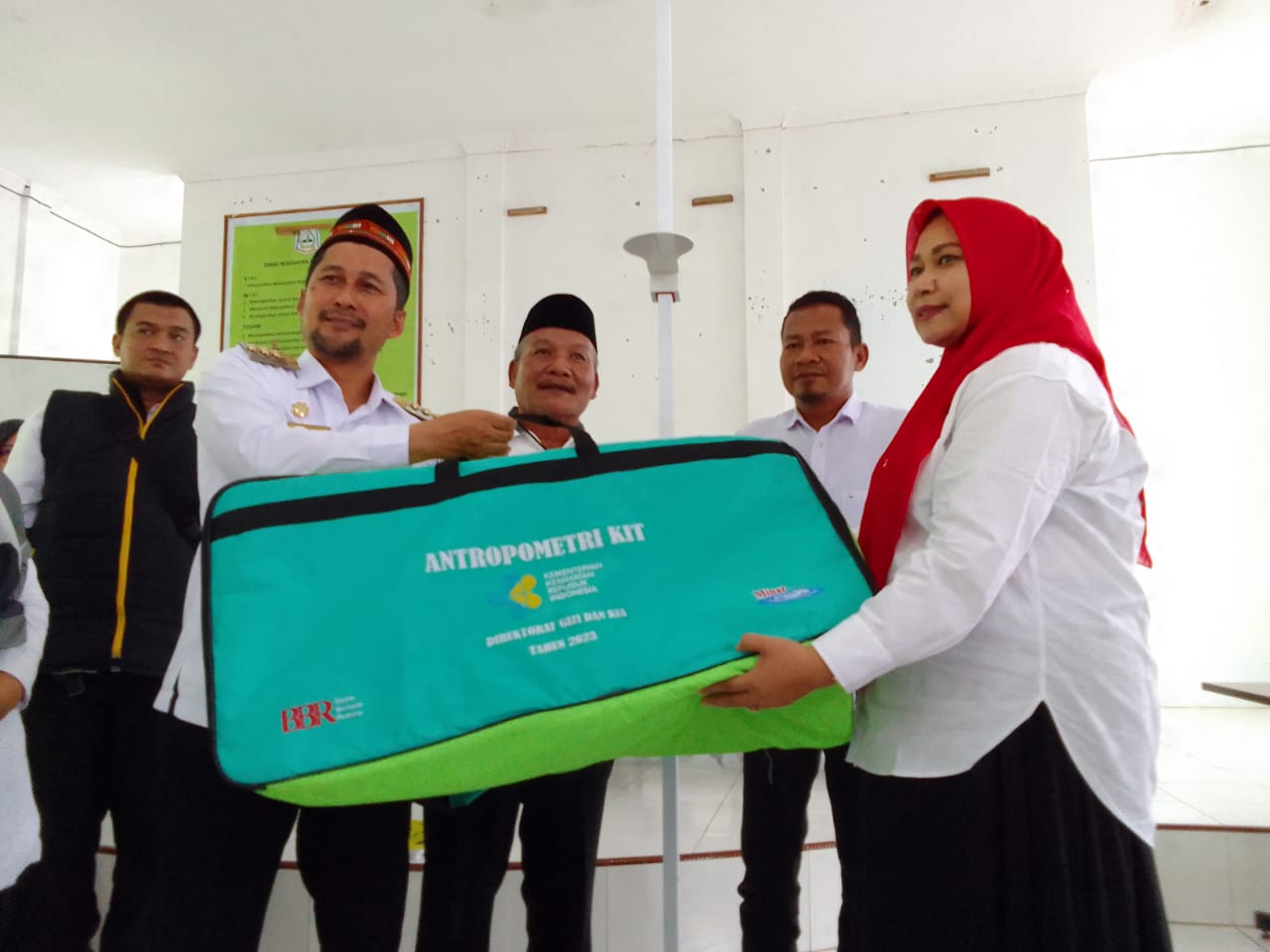 Pj Bupati Serahkan 404 Alat Antropometri Kepada Puskesmas Se-Agara