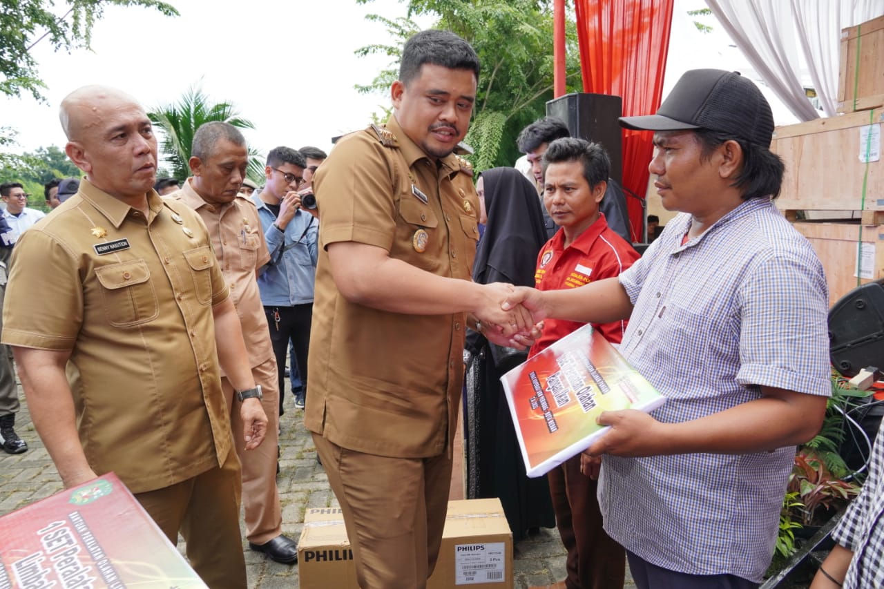 Pameran Dagang Lokal, Bobby Nasution Serahkan Bantuan Untuk Kelompok Usaha Bersama