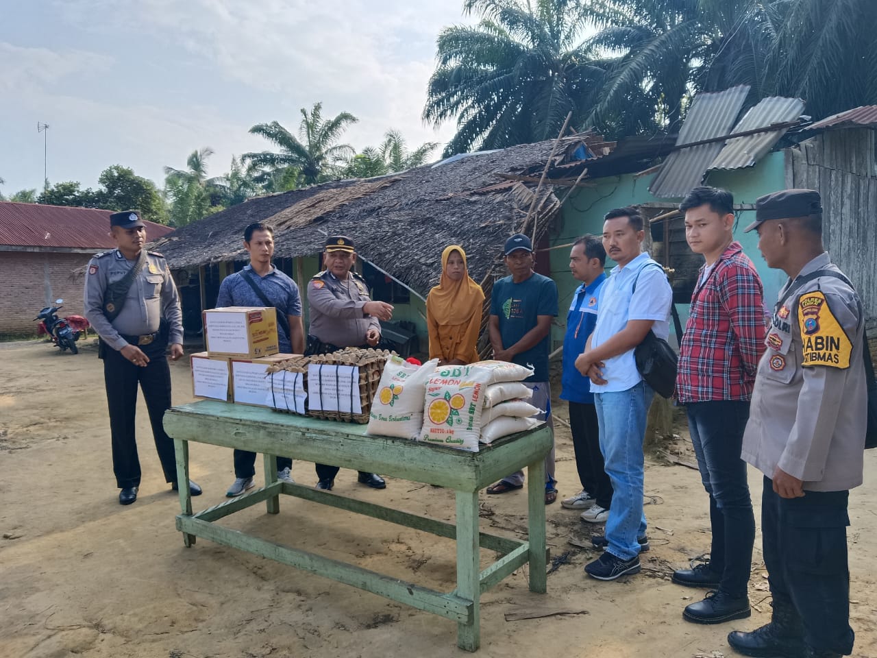 Kapolres Langkat Bantu Korban Angin Puting Beliung
