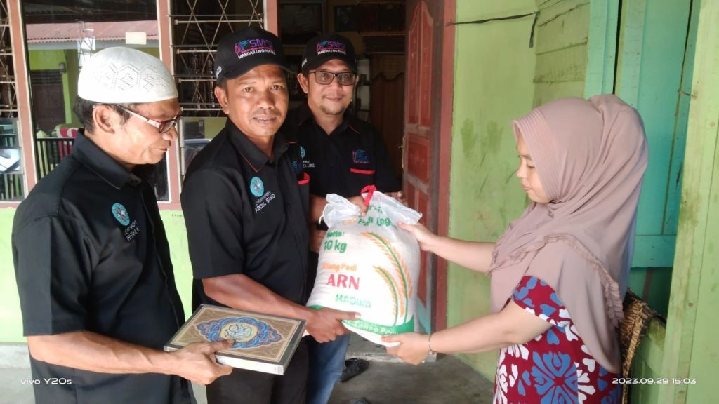 SMSI Madina Salurkan 1 Ton Beras Dan Alquran Kepada Dhuafa Dan Yatim