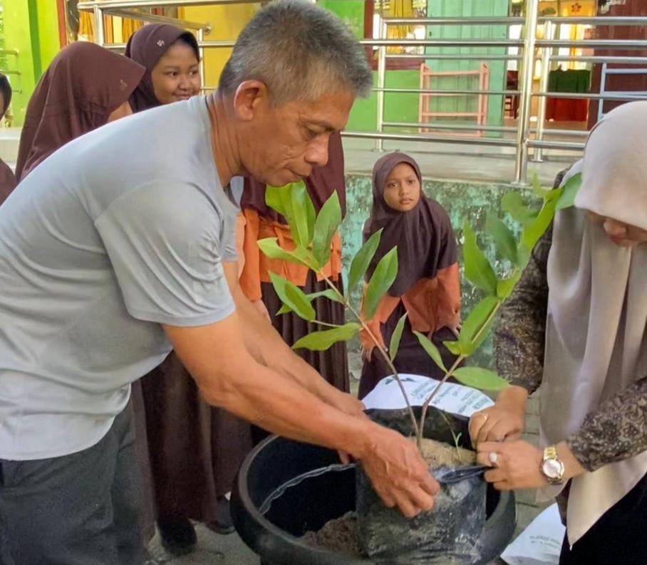 Pemkab Aceh Besar Bersama Siswa SDN 1 Tanam Pohon