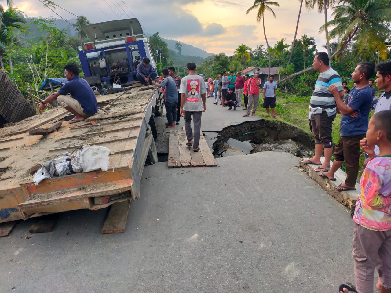 Banjir Simeulue Amblaskan Ruas Jalan Provinsi