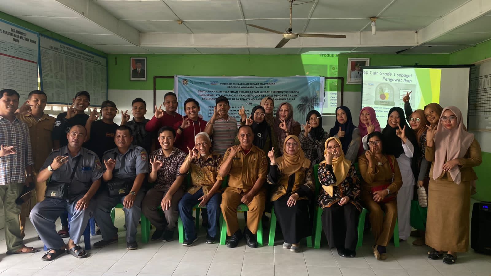 Pengabdian Masyarakat, Dosen Fakultas Farmasi USU Beri Pelatihan Pemanfaatan Limbah Tempurung Kelapa di Desa Pematang