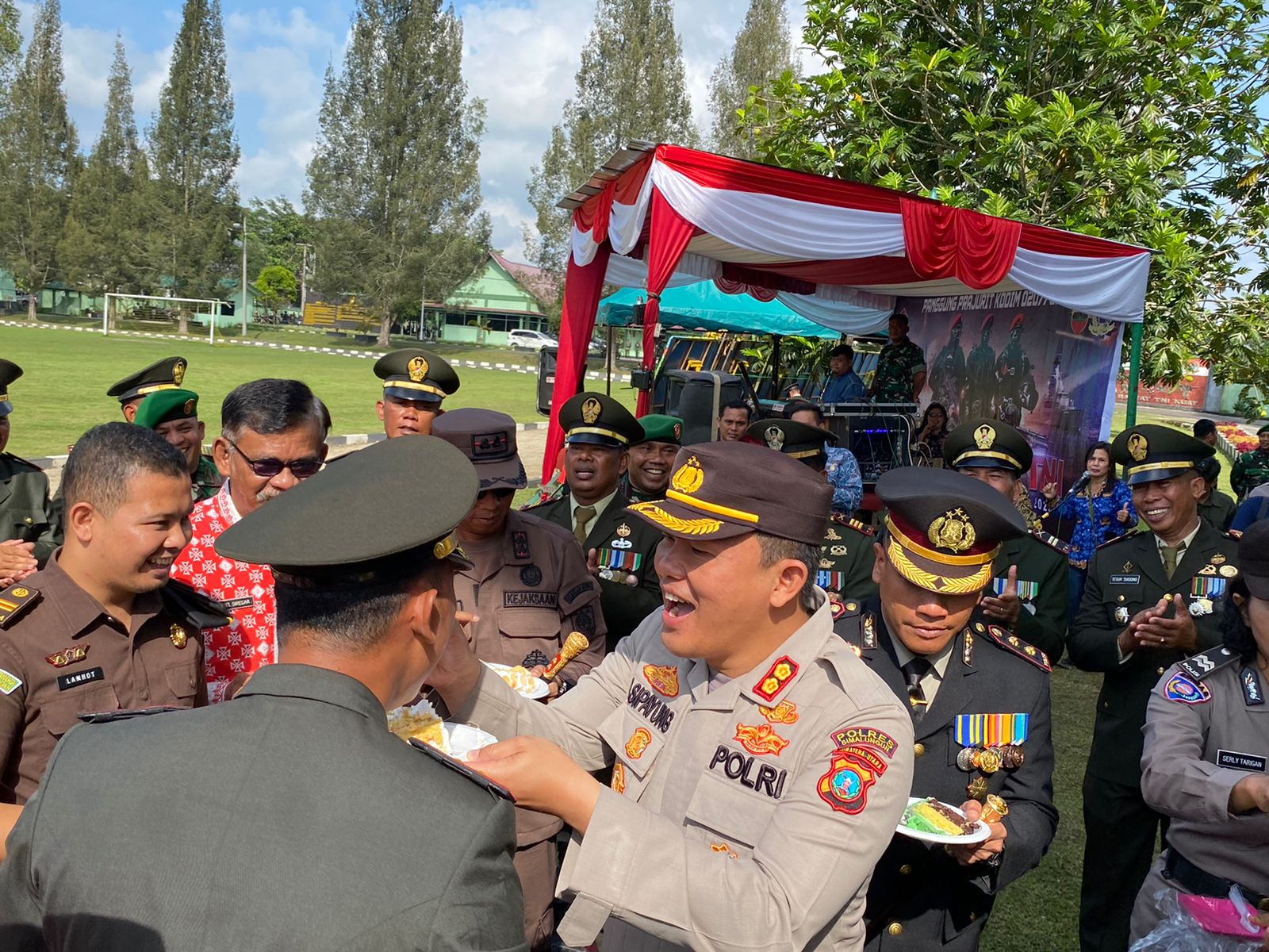 HUT Ke-78 TNI, Kapolres Beri Kue Ultah Dandim 0207/SML
