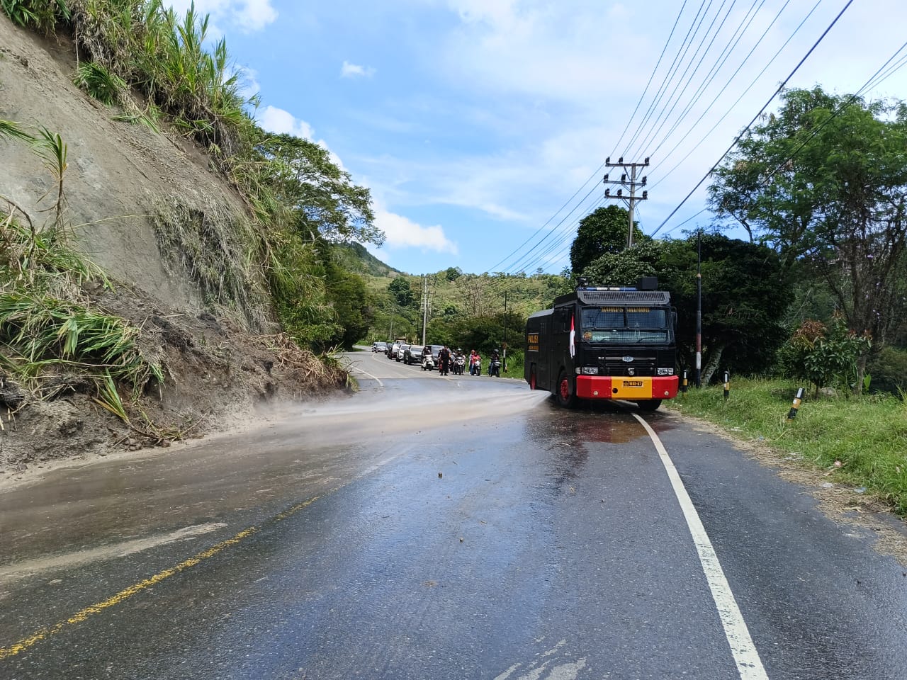 Brimob Bersihkan Jalan Tertutup Longsor Di Aceh Tengah