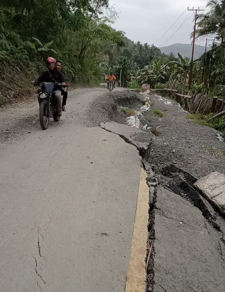 Jalan Nasional Km 52 Lolomaya Nisel Masih Dibiarkan Amblas