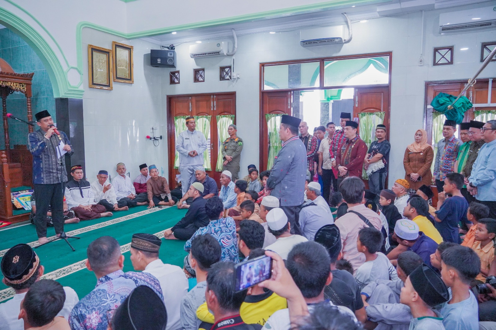 Warga Keluhkan Naiknya Harga Beras & Air Sering Mati Di Safari Jumat Bobby Nasution
