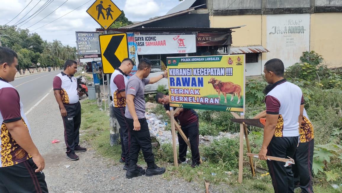 Cegah Laka Lantas, Polsek Arongan Lambalek Pasang Spanduk Himbauan