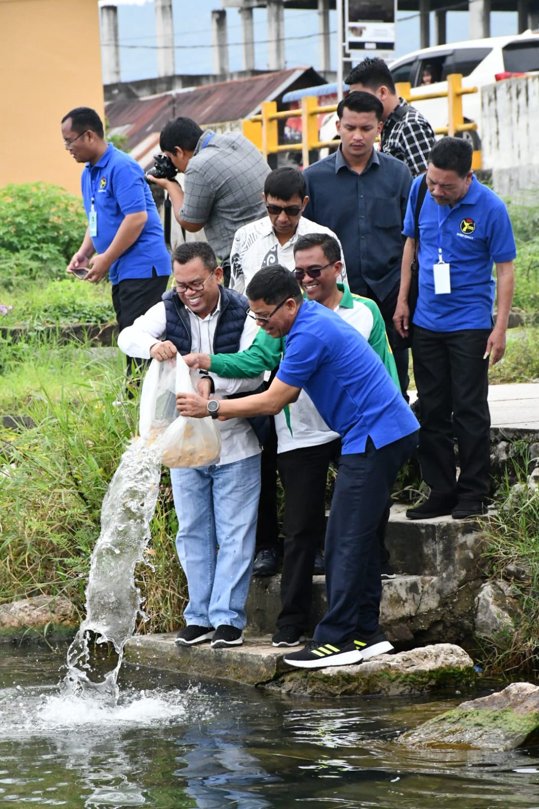 Umat Katolik Rawat Ekosistem Danau Toba Dengan Menabur Benih Ikan Mas