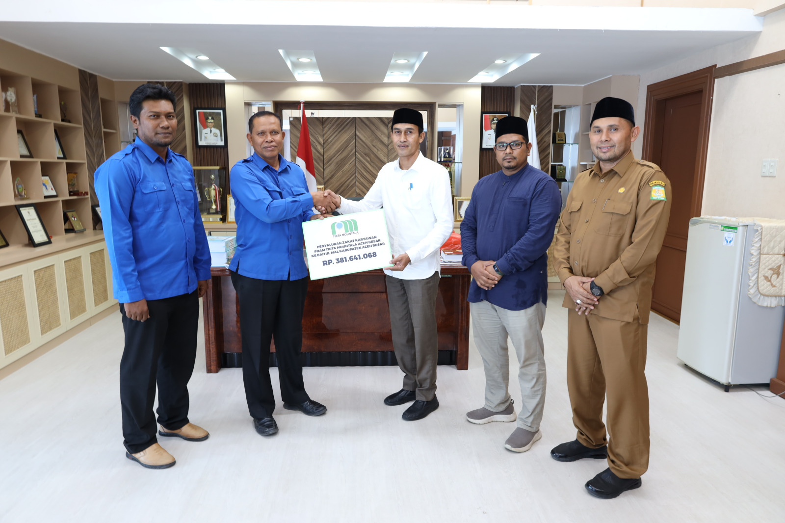 Karyawan Perumda Tirta Mountala Berikan Zakat Rp381 Juta