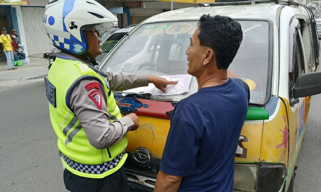 Polisi Tertibkan Sopir Angkot Biarkan Pelajar Bergelantungan Di Pintu