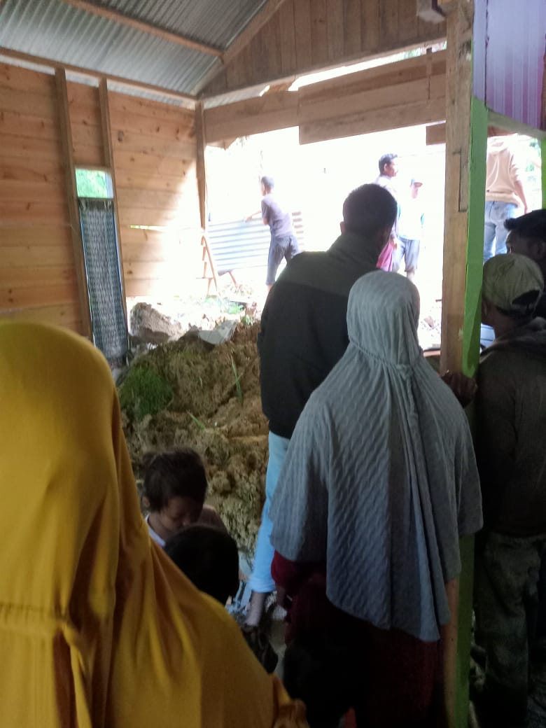 Longsor Tutup Badan Jalan Dan Rusak Dua Rumah Di Aceh Tengah
