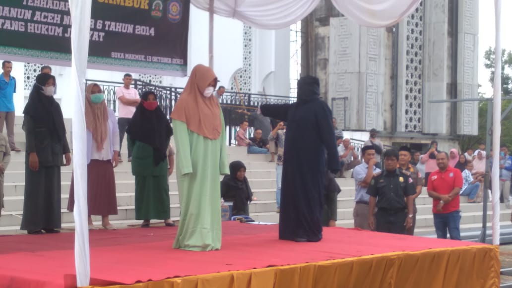 Masyarakat Saksikan Pasangan Oknum ASN Dicambuk