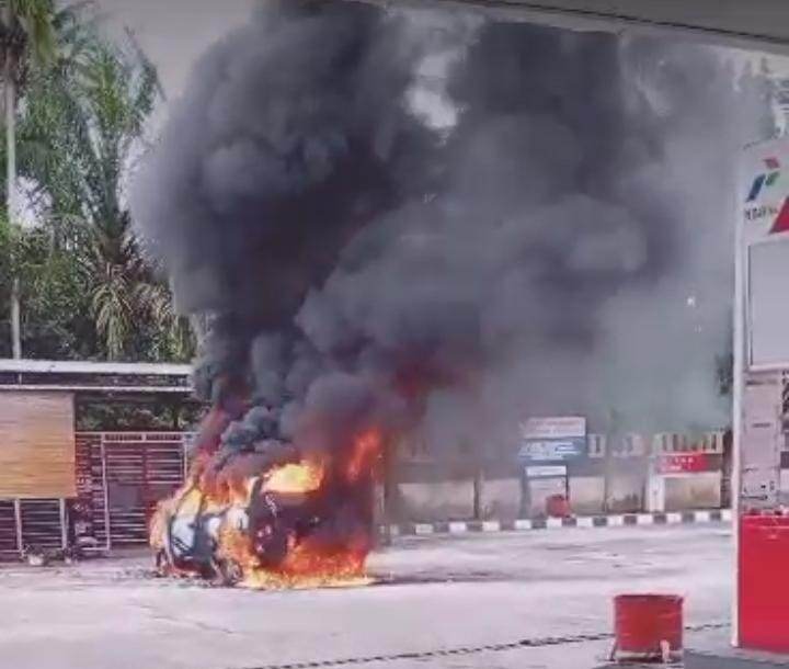 Innova Hangus Terbakar Di Areal Parkir SPBU Suak Puntong