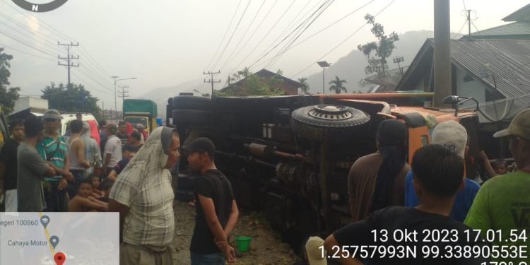 Truk Timpa Warung Di Tapsel, 4 Orang Terluka