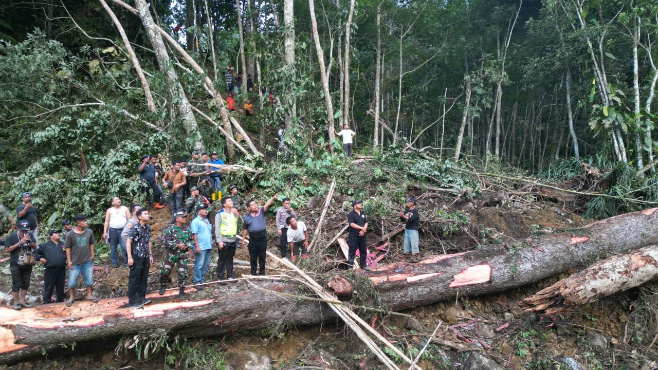 Dua Korban Longsor Bukit Simarsolpah Belum Ditemukan