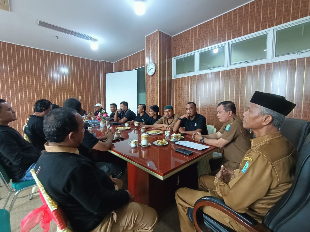 Sekda Serahkan Gedung Pers Untuk Sekber Wartawan Simeulue