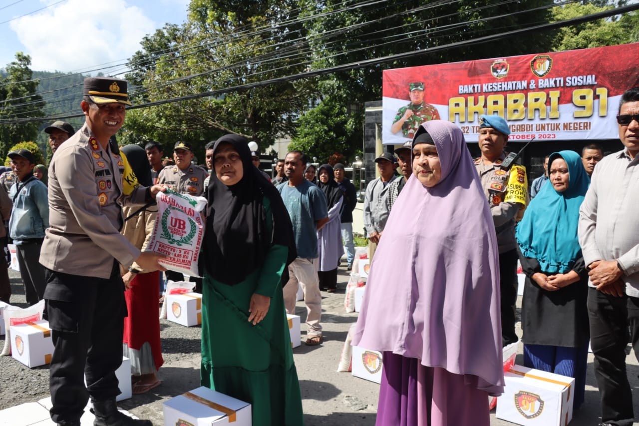 Kapolres Aceh Tengah Bagikan 100 Paket Sembako